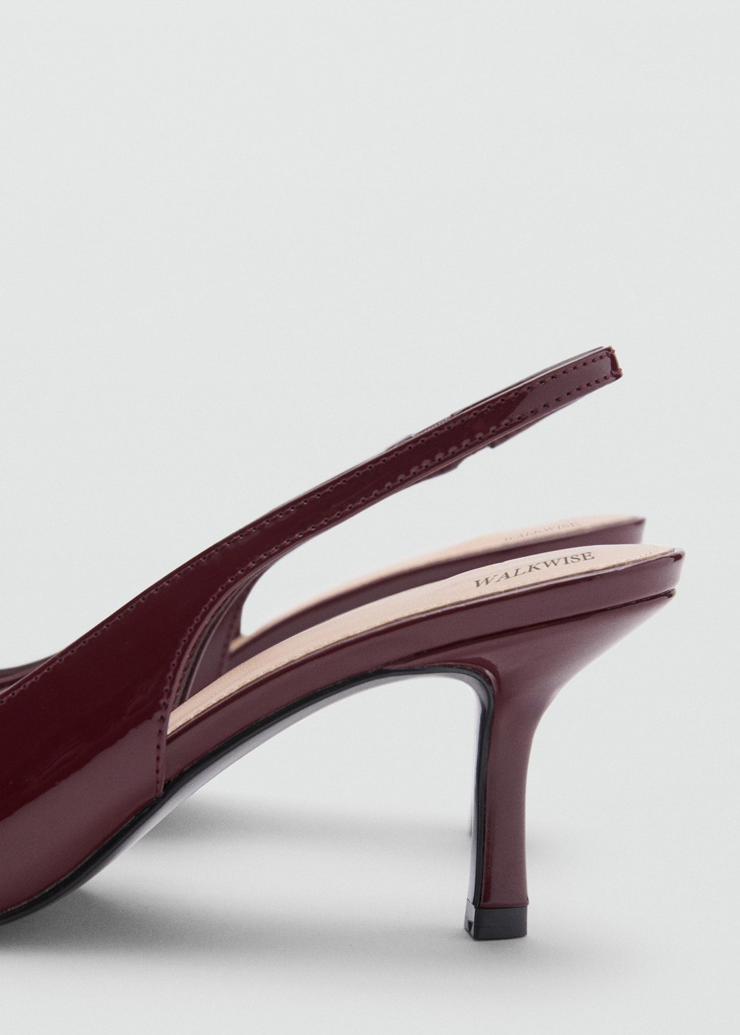 Pointed shoes with Mehroon patent effect