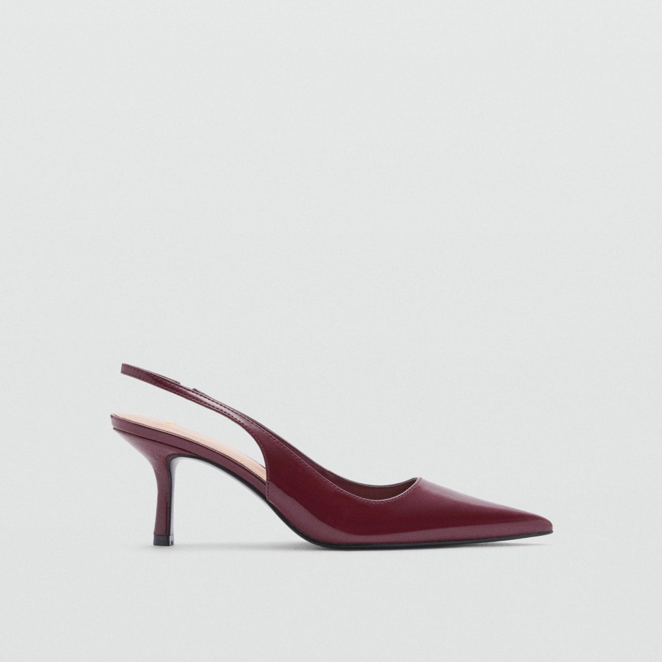 Pointed shoes with Mehroon patent effect