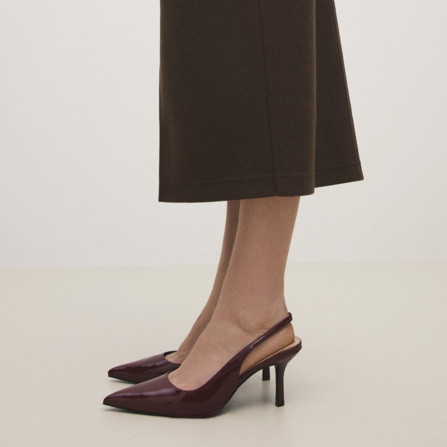 Pointed shoes with Mehroon patent effect